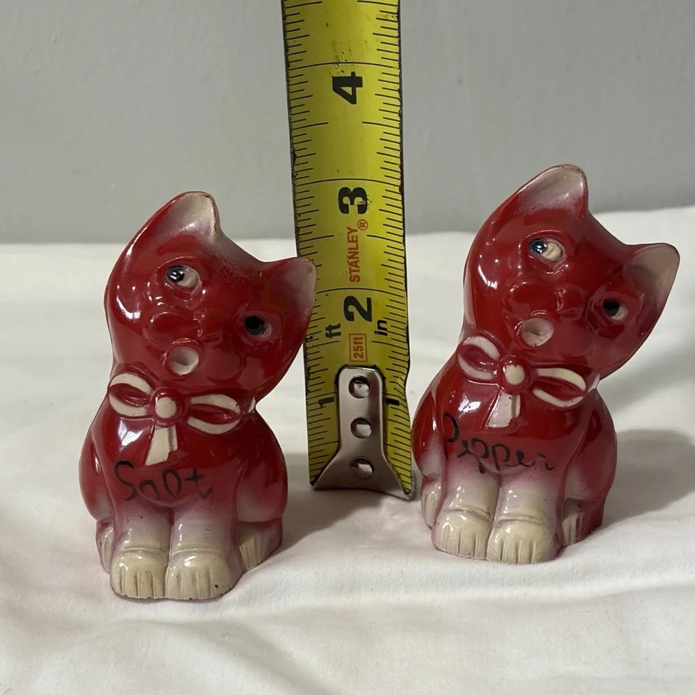 Vtg Red Plastic Cat Salt Pepper Shakers Kitten Animal Bows Spice Serving Kitschy